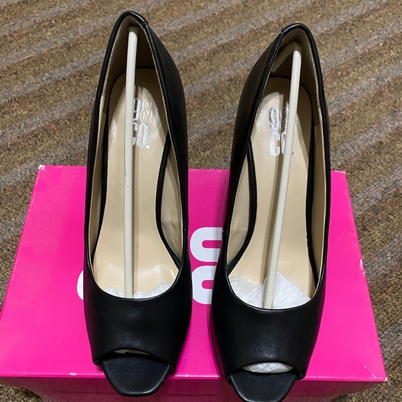 9 & Co. Black Leather Heels - Picture 2 of 5